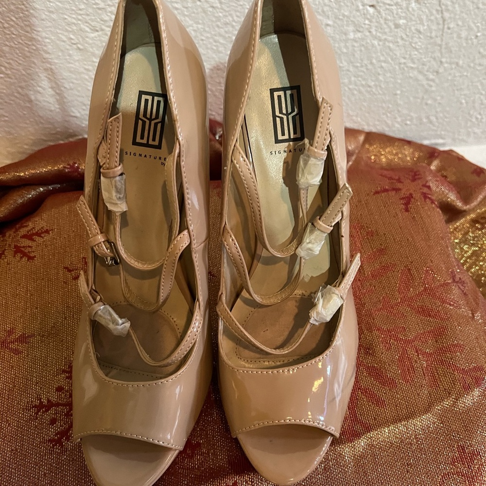 Women Nude pumps. Size 9 new. Your legs will look sophisticated and classy!